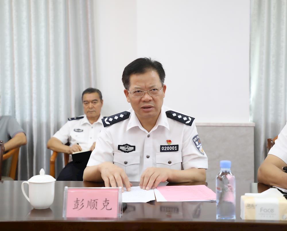 学校在长湖校区召开离退休干部座谈会